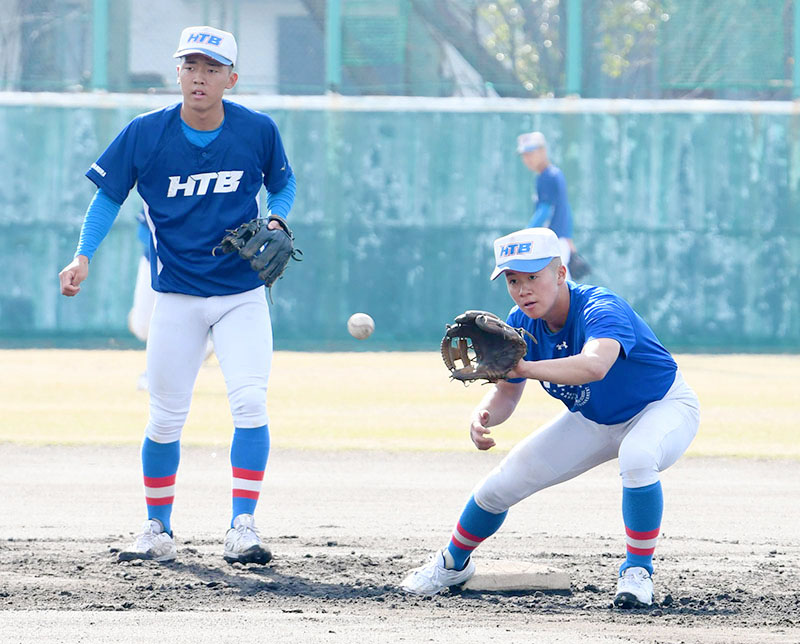 翌日の初戦に備え、シートノックを受ける花咲徳栄の選手たち