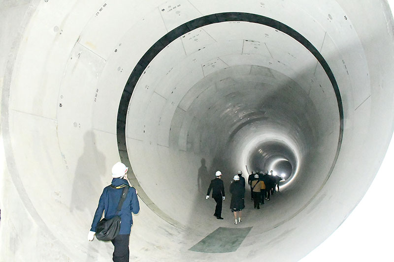 戸田市の北大通り地下に完成した巨大な雨水貯留管内部の様子