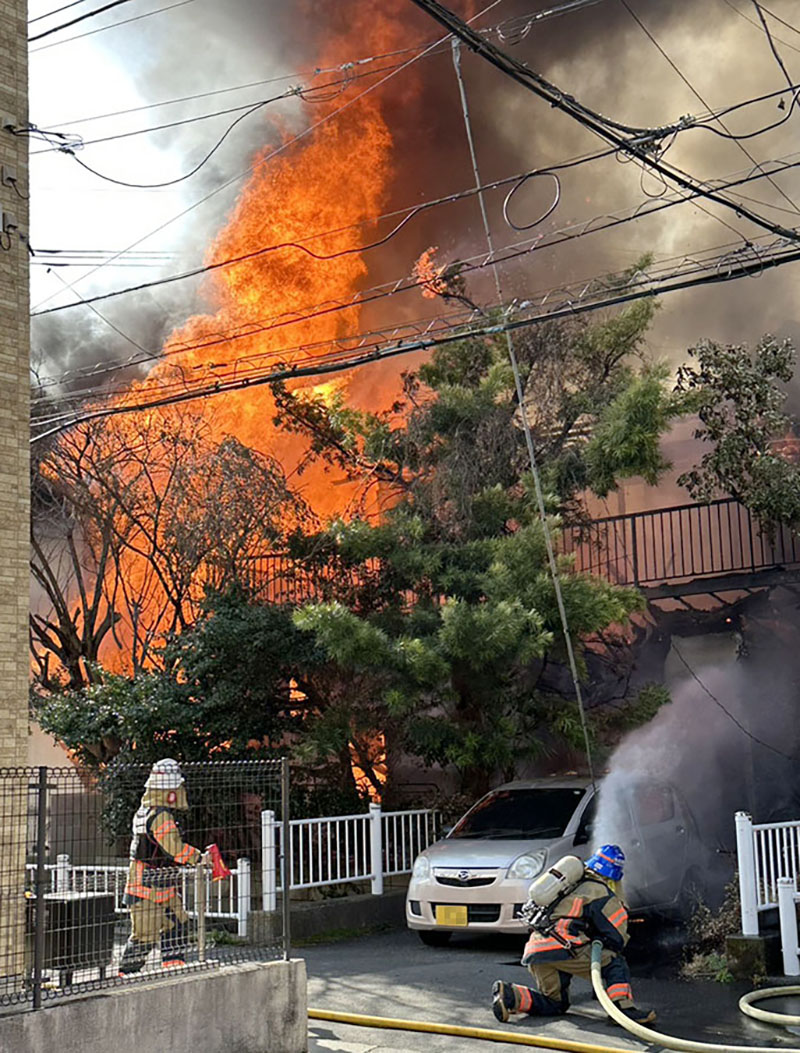 火元の住宅で消火活動を行う消防士ら（画像の一部を加工しています）