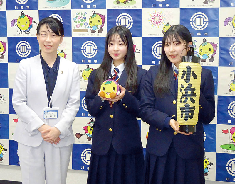 森田初恵市長（左）を訪れた「若狭おばま御食国大使」の千葉日菜さん（中央）と松木菜花さん