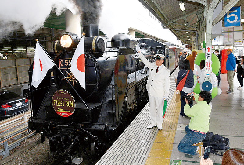 ホームを出発する今季の運転を開始したSLパレオエクスプレスの一番列車＝20日、熊谷市桜木町の秩父鉄道熊谷駅