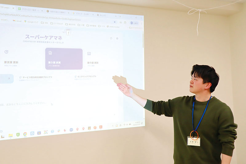 ケアプラン作成ソフト「スーパーケアマネ」を説明する遠藤健太さん＝さいたま市中央区の地域包括支援センターきりしき
