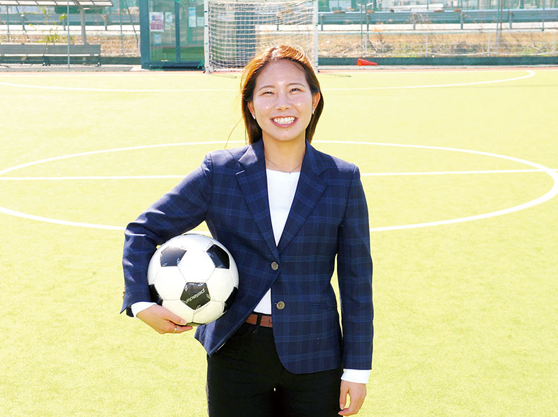 ボールを手に笑顔を見せる三木萌子さん＝5日、川越市古市場のFBモーゲージスタジアム