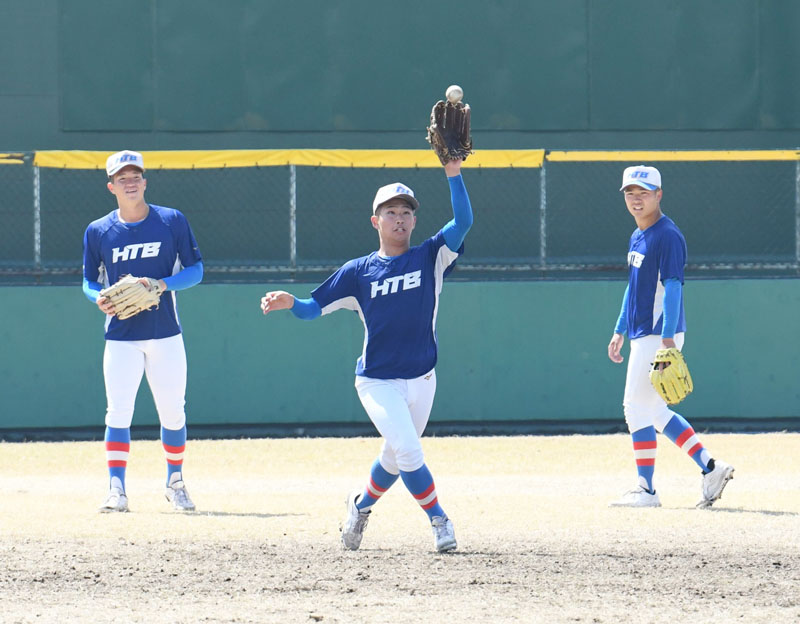 外野ノックを受ける花咲徳栄の選手たち＝24日午後、兵庫県西宮市の鳴尾浜臨海野球場