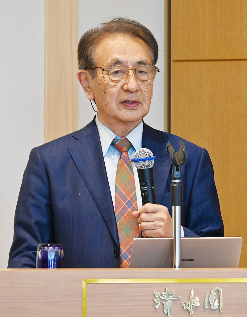 緊急地震速報のチャイム音の制作秘話を話す伊福部氏＝23日午後、さいたま市大宮区