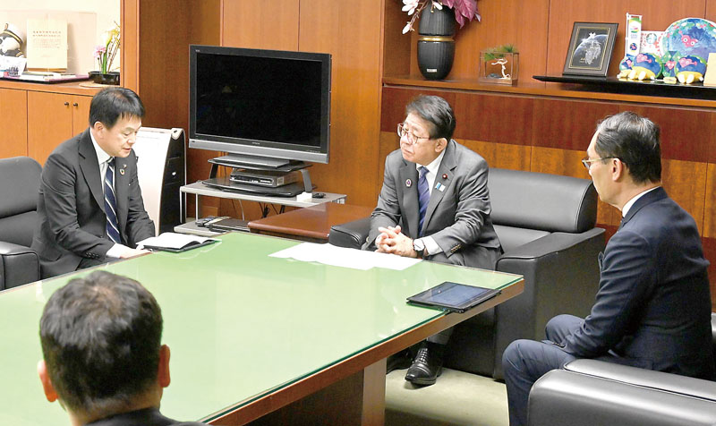 金子恭之国交相（中央）に報告する清水勇人さいたま市長（左）と大野元裕知事（右）＝24日午後、東京都千代田区霞が関