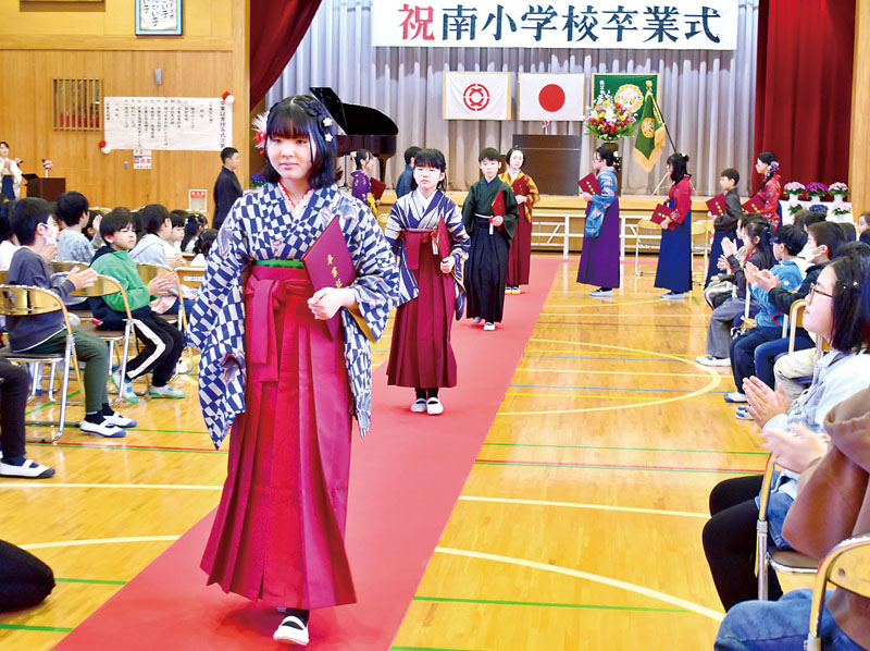 秩父銘仙を着て花道を歩く6年生