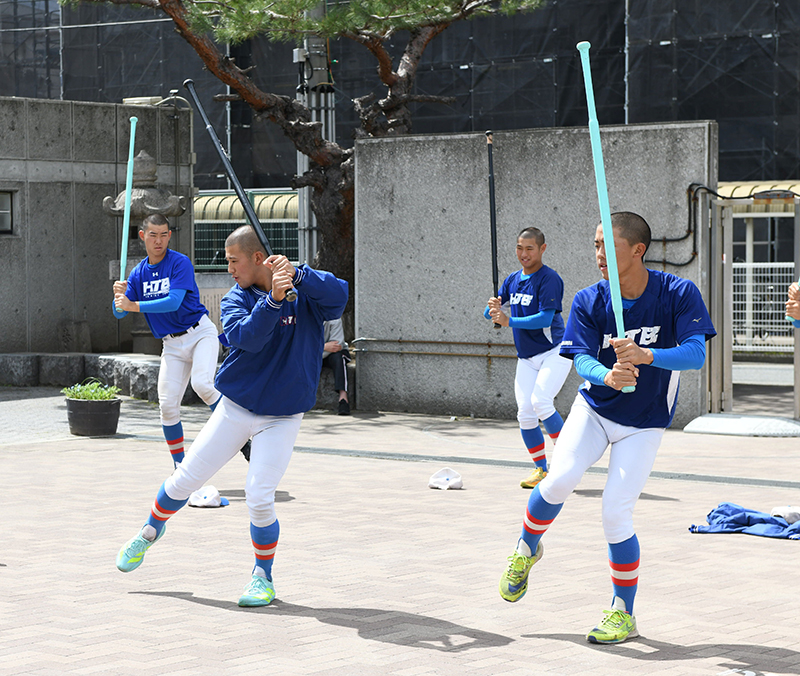 トレーニングを行う花咲徳栄の選手たち=26日午後、兵庫県尼崎市内の高校