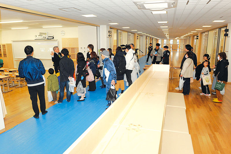 開放的な教室（左）と広々とした廊下が一体となった空間＝20日、さいたま市見沼区大和田町
