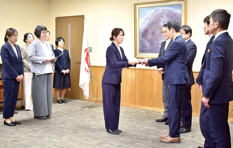 秩父1市4町の首長に看護師確保の要望書を提出する、秩父地域看護師会の新井寛子さん（中央）＝秩父市役所