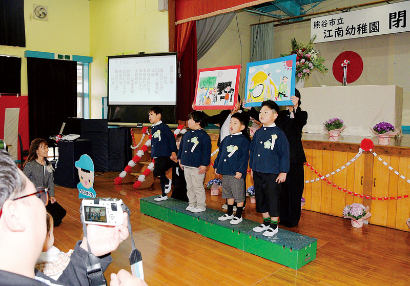 閉園式で「おわかれのことば」を発表する年長の卒園児たち＝20日、熊谷市千代の市立江南幼稚園