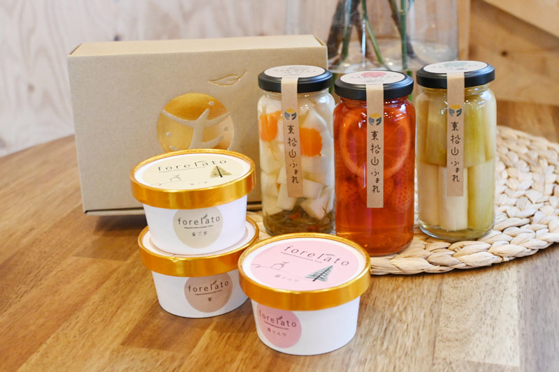 瓶詰めの「東松山ふぉれピクルス」と、カップ入りの「ふぉれラート」