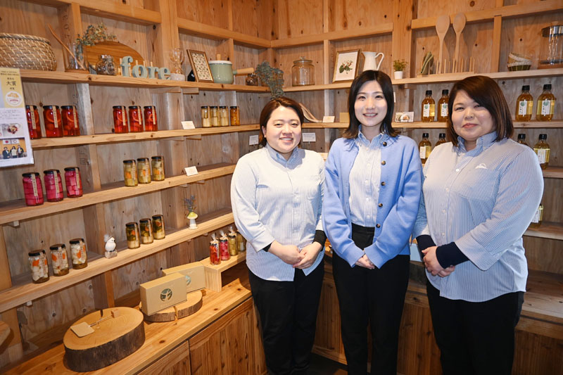 右から統括責任者の島野僚子さん、広報責任者の久保希恵さん、製造責任者の大木萌花さん。久保さんと大木さんは島野さんの栄養士養成校時代の教え子という