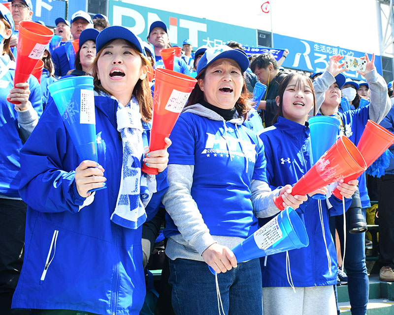 スタンドから声援を送る（左から）中森選手の母幸さん、山田選手の母愛子さん、妹の桜子さん＝27日午後、兵庫県西宮市の甲子園球場