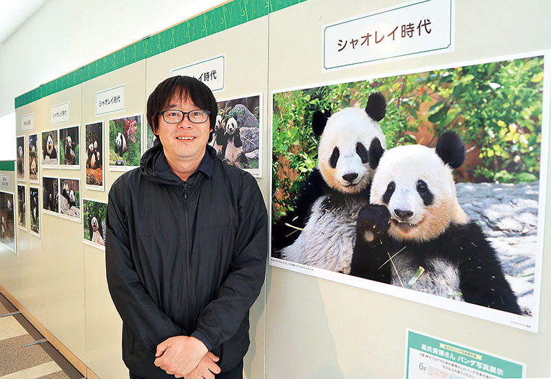 初の地元開催を喜ぶ高氏貴博さん。シャオシャオとレイレイのツーショットは高氏さんのお気に入り＝21日、さいたま市大宮区のそごう大宮店