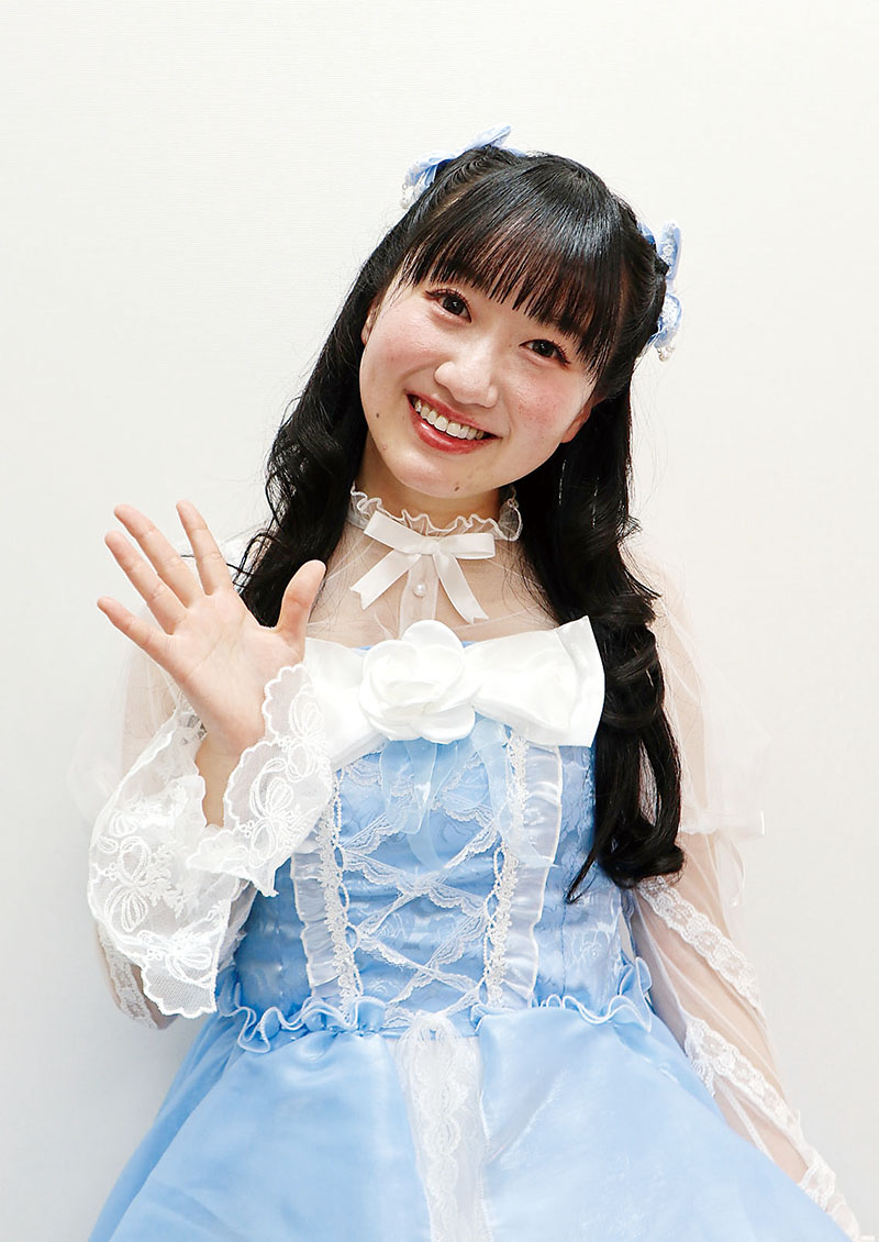 ブラインドアイドルとして活動を続ける加藤さやかさん＝21日、さいたま市大宮区のレイボックホール