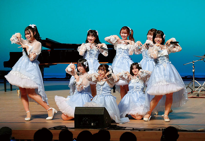 チャリティー音楽祭に出演したあかぎ団＝21日、さいたま市大宮区のレイボックホール