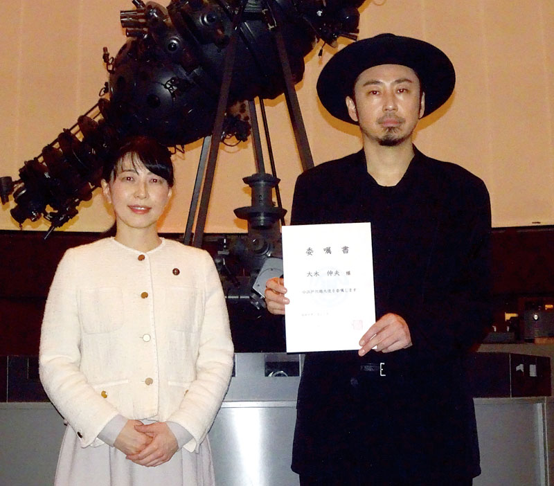 小江戸川越大使に就任した大木伸夫さん（右）と森田初恵市長＝23日午後、川越市石原町の市児童センター「こどもの城」