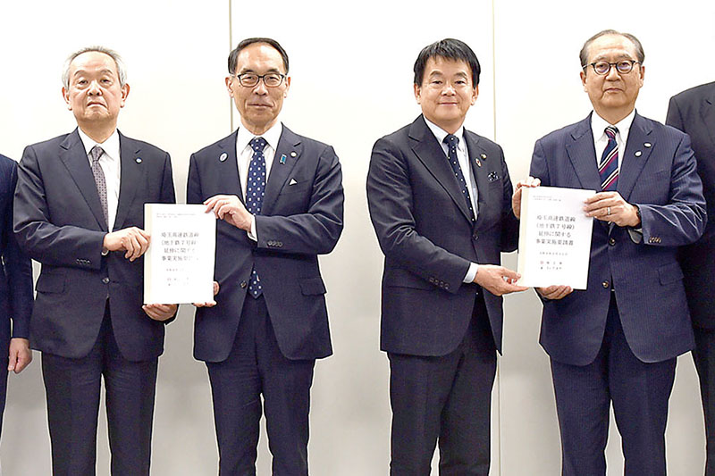 鉄道事業者に実施要請書を手渡す大野元裕知事（中央左）と、清水勇人さいたま市長（同右）＝31日、東京都港区