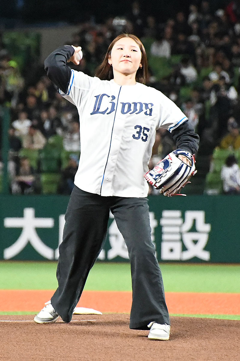 埼玉西武のホーム開幕戦で始球式を務めた小野光希