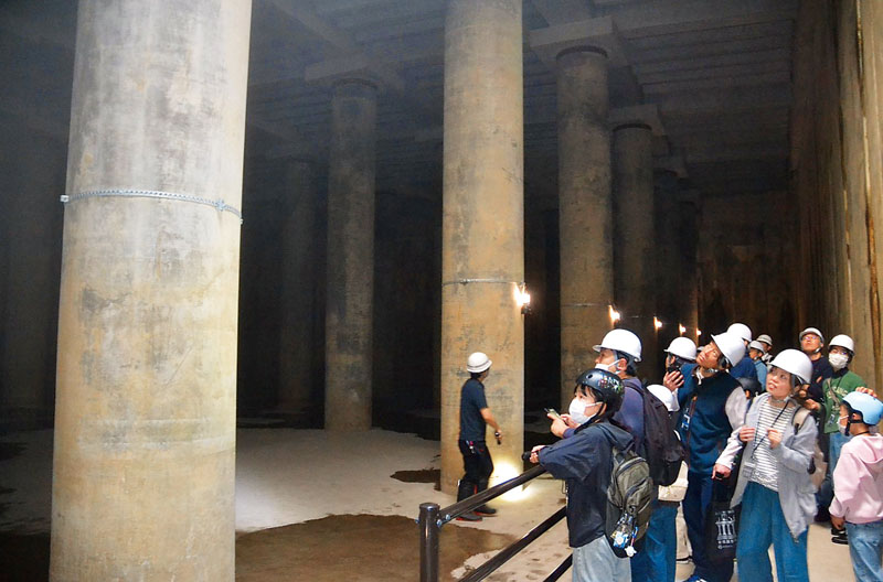 新和調整池を見学する参加者＝28日午後、三郷市中央2丁目