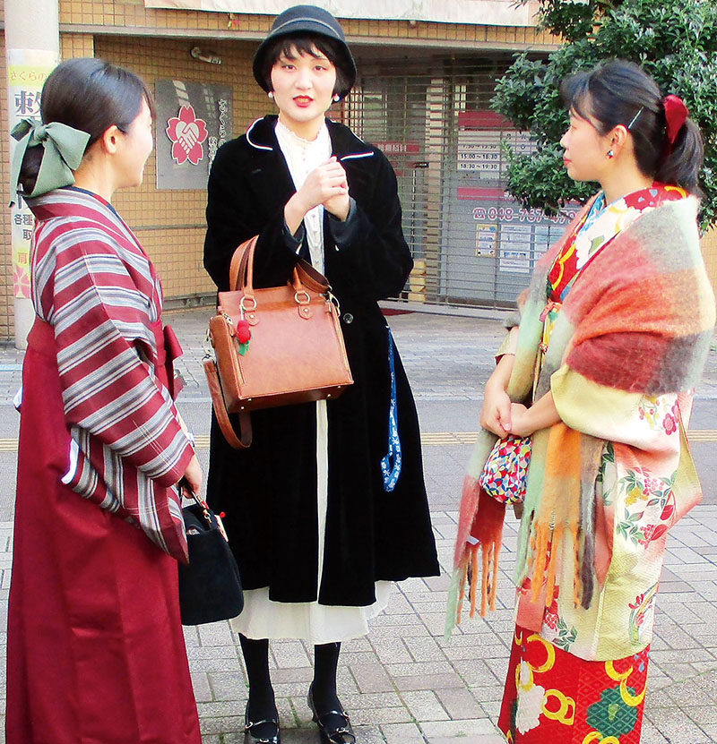 大正時代の流行最先端の衣装に身を包んだ女性たち