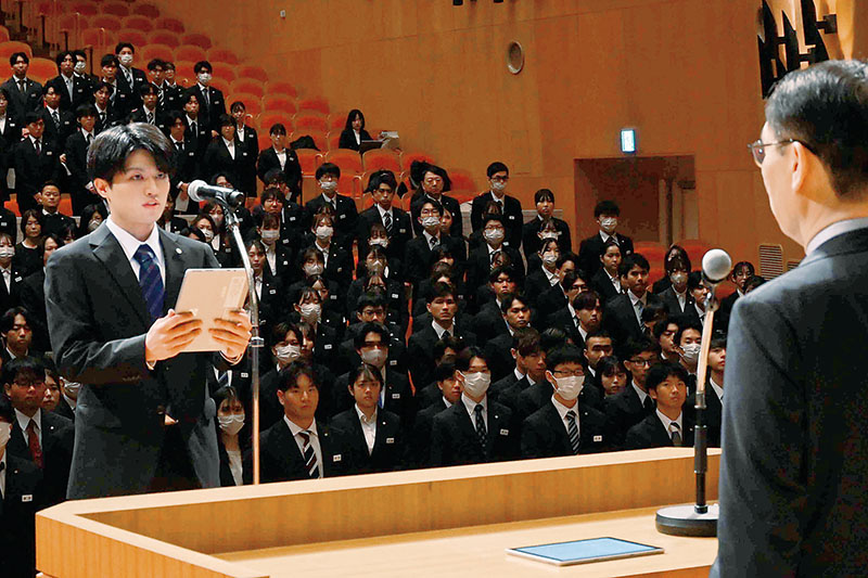 大野元裕知事（右）に、新任職員を代表して誓いの言葉を述べる阿部巧さん＝1日午前、さいたま市浦和区の埼玉会館