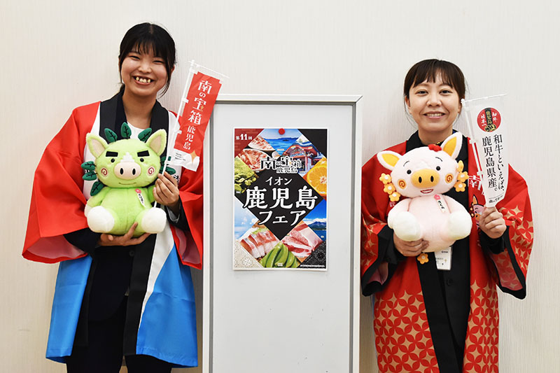 鹿児島県フェアをPRする同県東京事務所の山内喜美子技術主査（左）と伊瀬知ひかる主事＝2日午後、埼玉新聞社