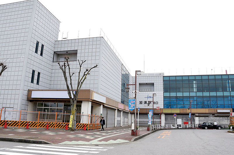 商業施設が撤退した加須駅の駅ビル。入り口が工事用の柵でふさがれた建物は昼間もシャッターが下りたままで、駅北口周辺は閑散としていた＝3月30日、加須市中央