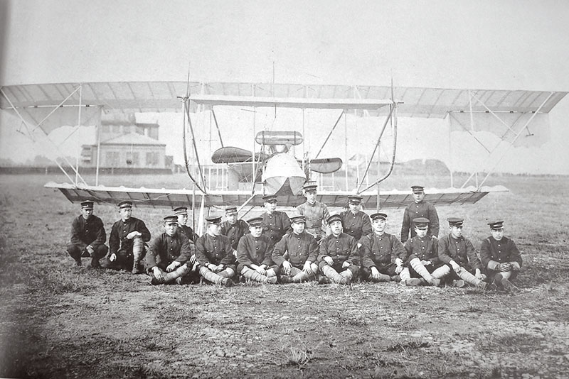 所沢航空資料調査収集する会が収集した所沢陸軍飛行場で撮られた会式一号機の写真（『雄飛―空の幕あけ所沢―』より）