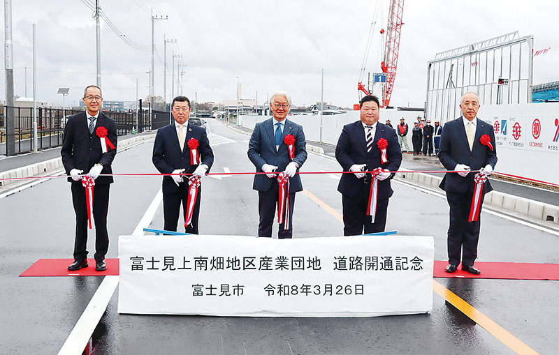 整備した市道上で開通式のテープカットを行う（左から）谷沢菓機工業の谷沢修次社長、コープデリ生活協同組合連合会の大川昌彦専務理事、富士見市の星野光弘市長、同市議会の勝山祥議長、埼玉機器の大西義典相談役