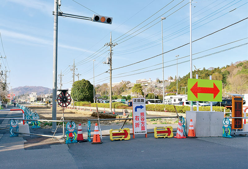 無電柱化に向けた工事が進められている秩父陸橋平面化事業＝3日、秩父市