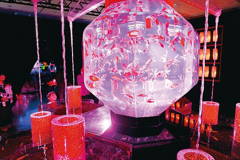 迫力抜群の巨大金魚鉢にくぎ付けとなる来場者＝さいたま市中央区のさいたまスーパーアリーナ