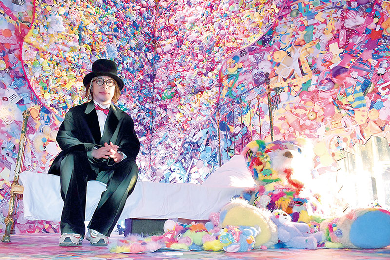 館内の展示を紹介する増田セバスチャンさん＝飯能市宮沢