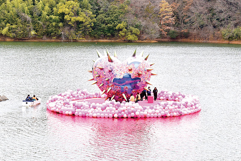 宮沢湖に浮かぶ「KAWAII-CORE ISLAND」＝飯能市宮沢