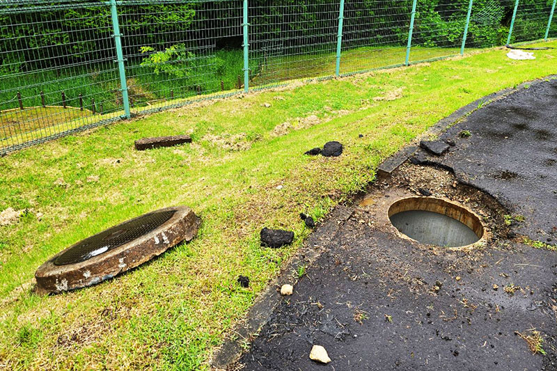 昨年5月の被害直後の様子。マンホールふたが外され、埋設していたケーブルが盗まれた（矢板市提供）