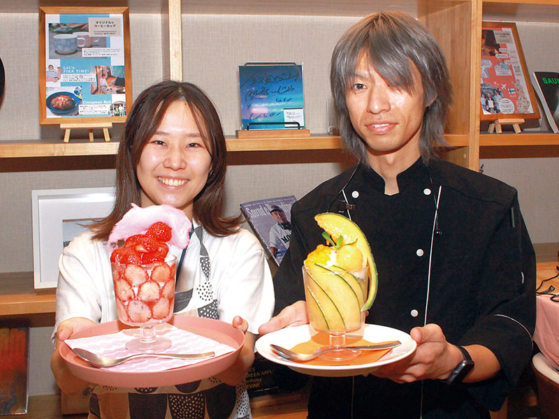 北海道と埼玉の魅力がつまったご当地かき氷をPRするスタッフ＝さいたま市北区のおふろcafe utatane