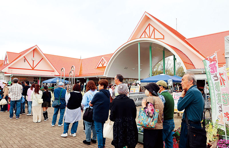 色鮮やかな外観に生まれ変わった施設で買い物を楽しむ来場者ら＝5日、杉戸町才羽の道の駅「アグリパークゆめすぎと」（提供）