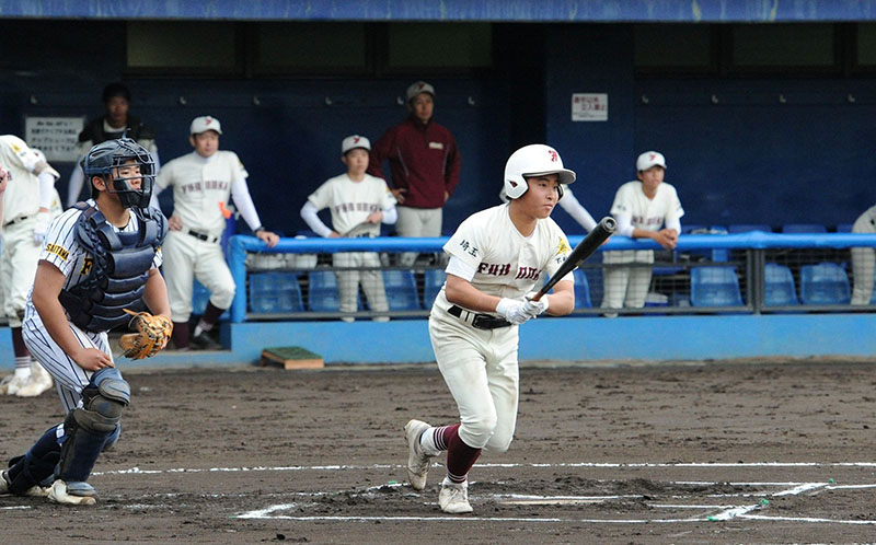 八潮フロンティア―不動岡　6回裏不動岡無死、板垣が右翼線に三塁打を放つ。捕手谷崎＝10日、越谷市民