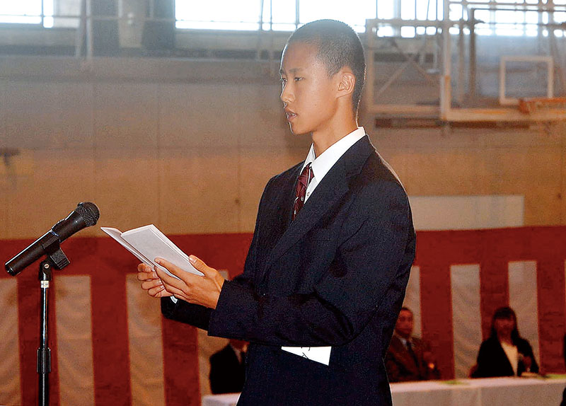 新しい高校生活に向け抱負を述べる新入生の芳賀聖月さん＝8日午後、八潮フロンティア高校