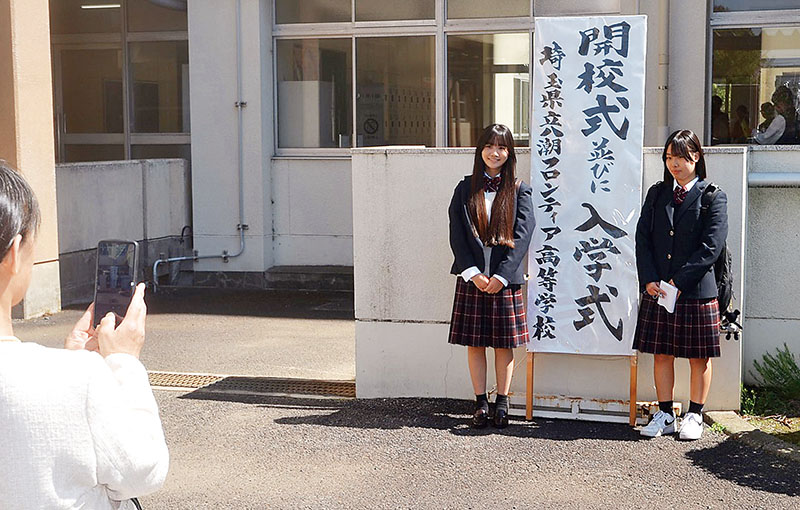 入学を祝い写真を撮る新入生