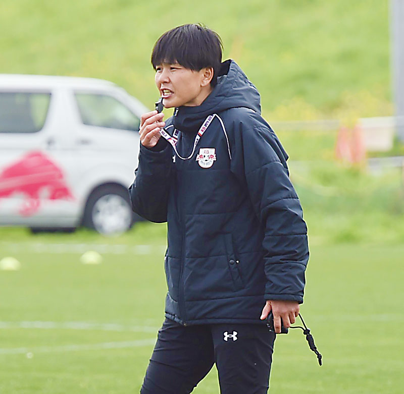 初タイトル獲得を目指す大宮の柳井里奈監督＝9日、志木総合グラウンド