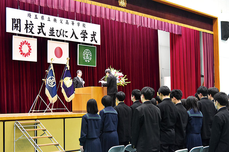 校長の前で誓いの言葉を述べる新入生＝8日午後、県立秩父高校