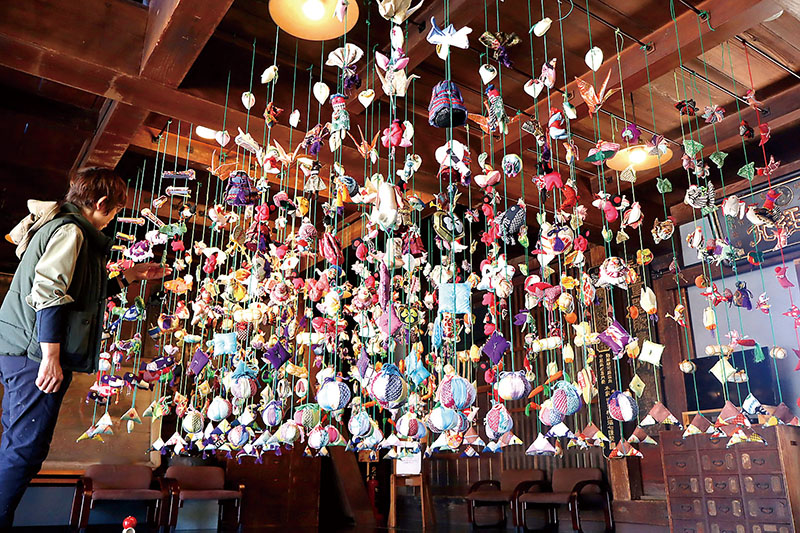 端午の節句に関わる人形900個をつるした「つるし飾り」