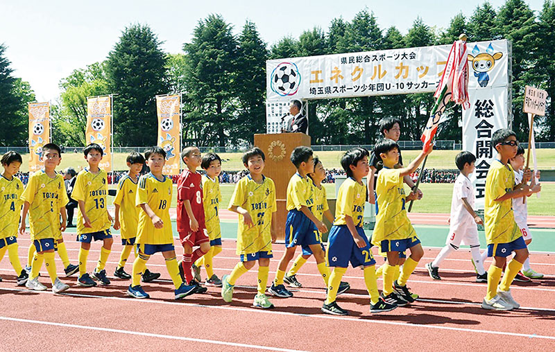 元気よく行進する前年度優勝の戸塚FCジュニア