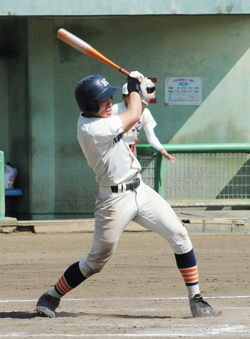 南部　川口工―蕨　8回表川口工2死一、二塁、佐竹が中前に勝ち越しの適時打を放つ＝12日、アイ・スタ浦和