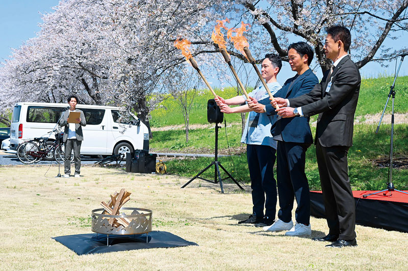 レセプションで行われた点火式＝川島町鳥羽井新田