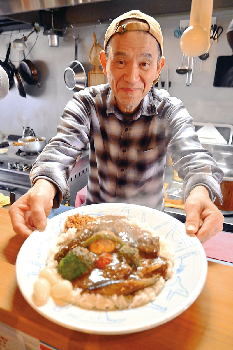 野菜も豊富な「茄子おやじ」のカレーと、店主の阿部孝明さん＝小川町小川の「小川ぐらしの茄子おやじ」