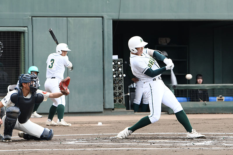 北部　滑川総合―正智深谷　1回裏正智深谷2死二塁、関河が左越えにフェンス直撃の適時三塁打を放ち、同点。捕手柴崎＝15日、UD上尾