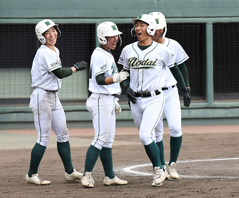 北部　東農大三―桶川　5回表東農大三2死満塁、樋口（右から2人目）が右越え本塁打を放ち、仲間から祝福される